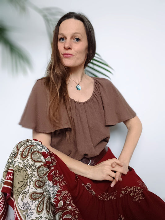 MAXI SUKNĚ KASKÁDOVITÁ S BORDUROU TMAVÁ ČERVENÁ