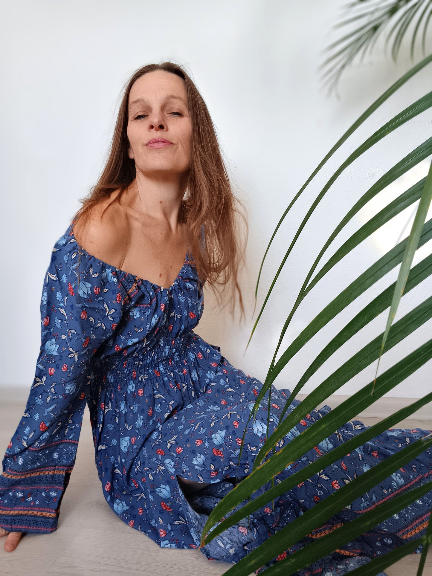 ÚCHVATNÉ MODRÉ MAXI ŠATY S BORDUROU