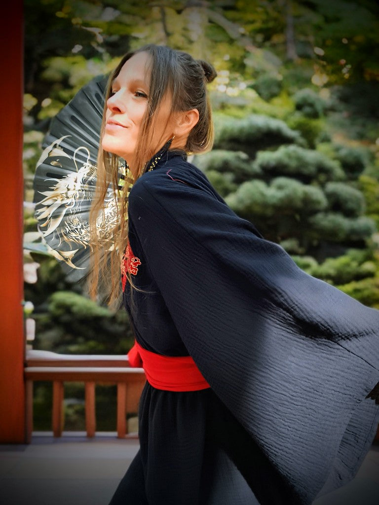 ŠATY S ČERVENÝM DRAKEM JAPONSKÉ