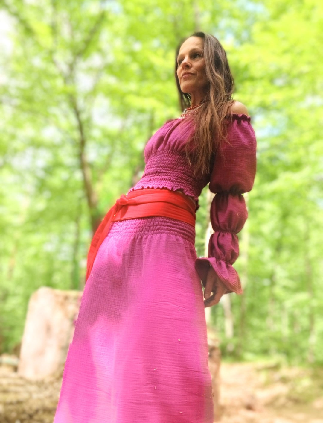 SUKÝNKA SYTÁ RŮŽOVÁ S ROZPARKEM