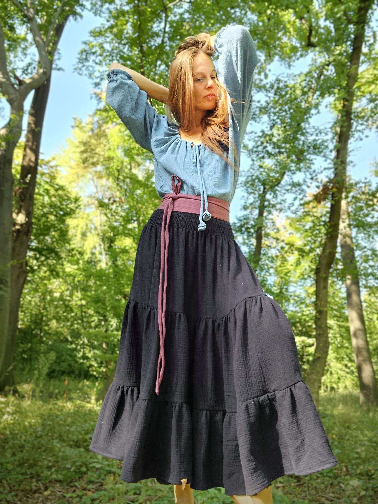 MUŠELÍNOVÁ MAXI SUKNĚ TEMNĚ MODRÁ NAD KOTNÍKY