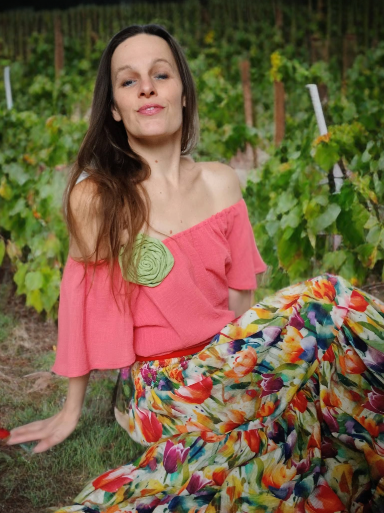 HALENKA KORÁLOVÁ S ROZEVLÁTÝM RUKÁVEM