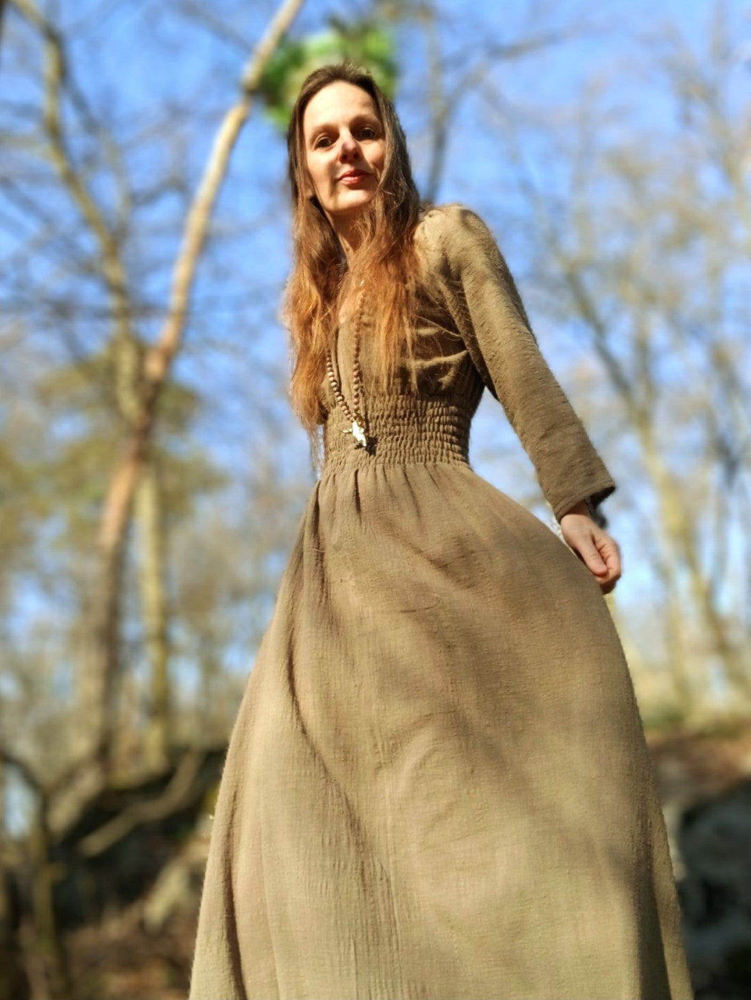 LESNÍ VÍLA V KHAKI ZELENÝCH MAXI ŠATECH