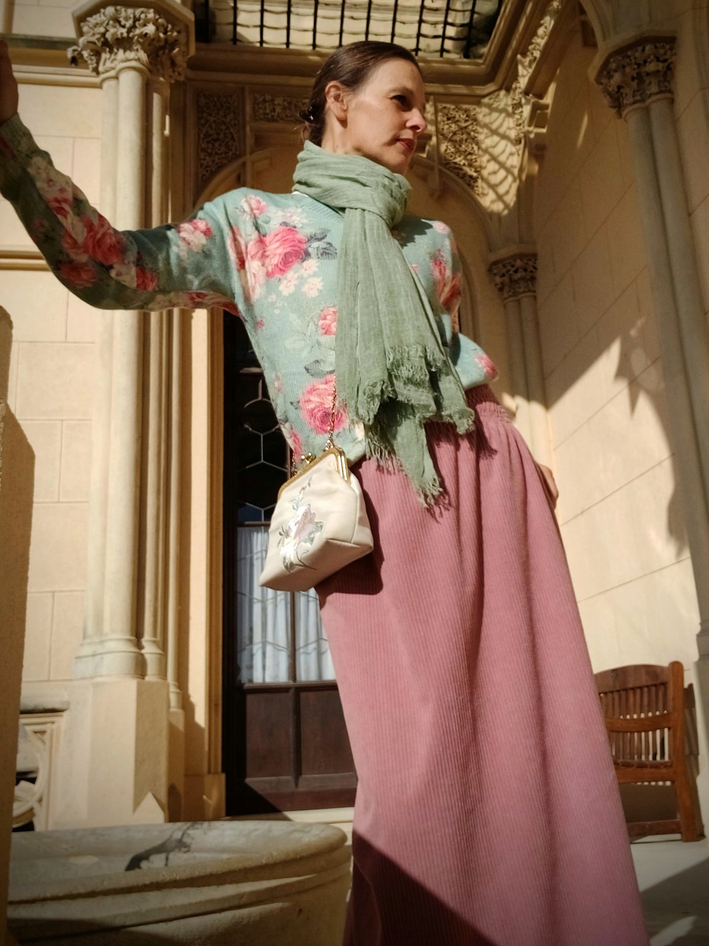 MANŠESTROVÁ SUKNĚ UŽŠÍHO STŘIHU STARORŮŽOVÁ