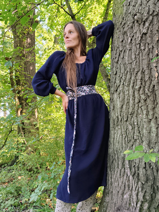 PŮLNOČNÍ MODRÉ ŠATY Z ORGANIC MUŠELÍNU