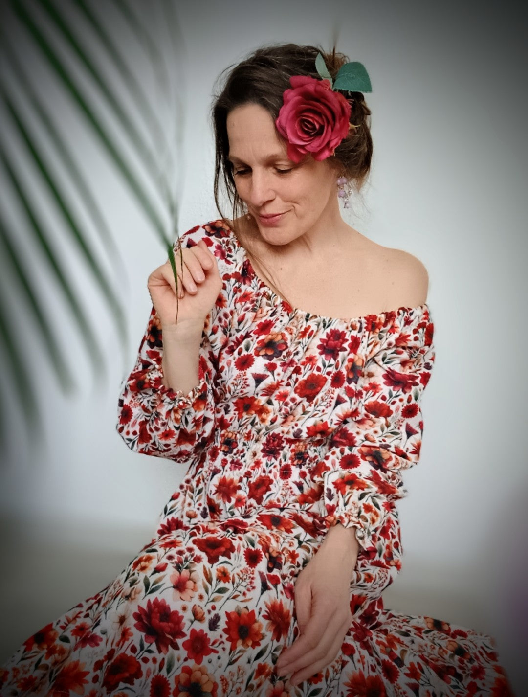 ŠATIČKY S VOLÁNKEM V KRATŠI DÉLCE -ČERVENÉ KVĚTY