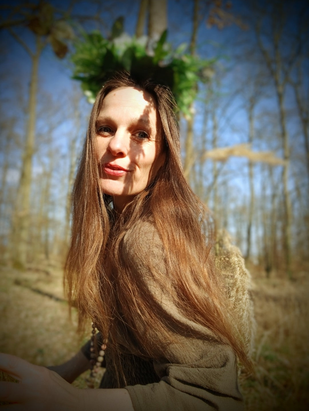 LESNÍ VÍLA V KHAKI ZELENÝCH MAXI ŠATECH