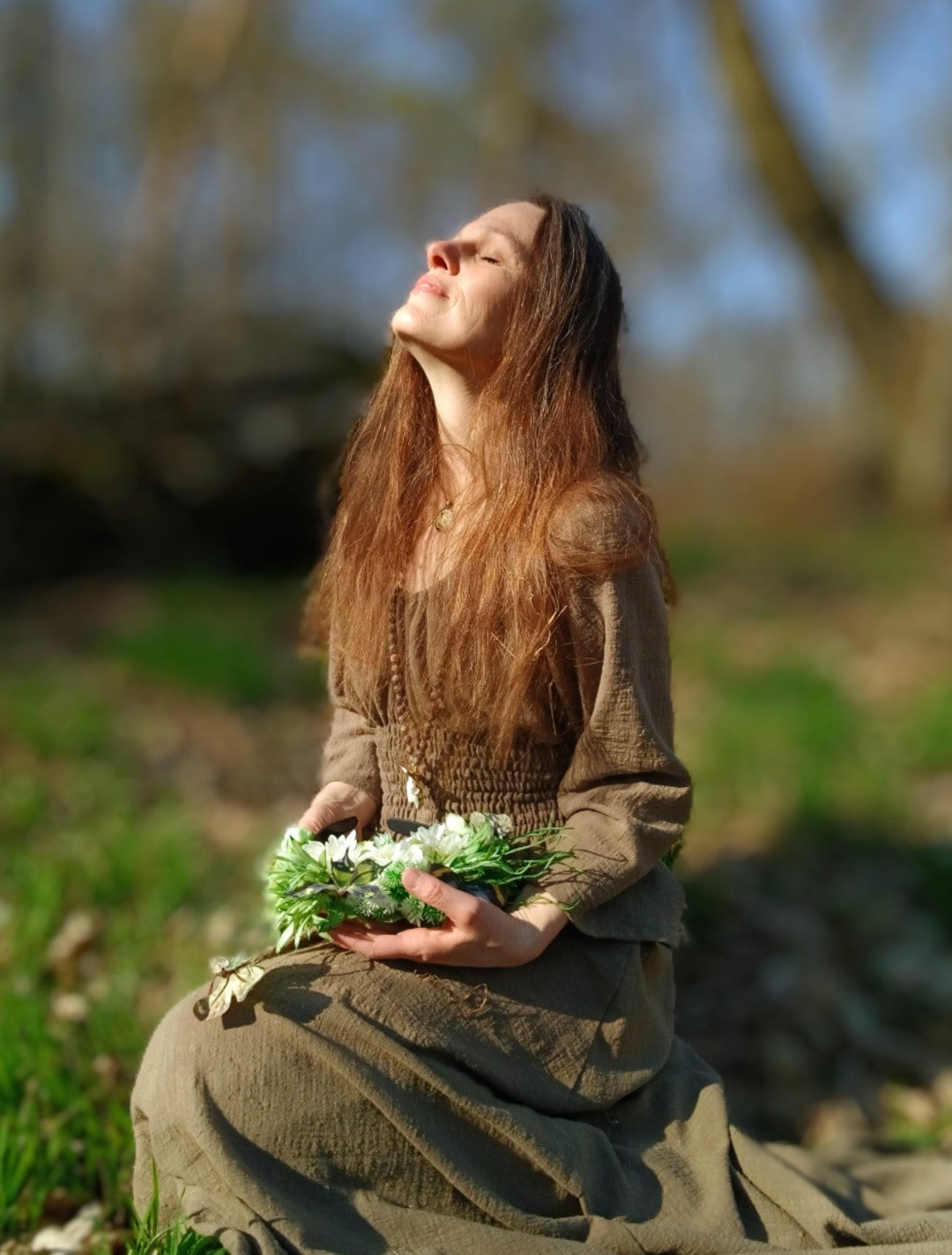 LESNÍ VÍLA V KHAKI ZELENÝCH MAXI ŠATECH