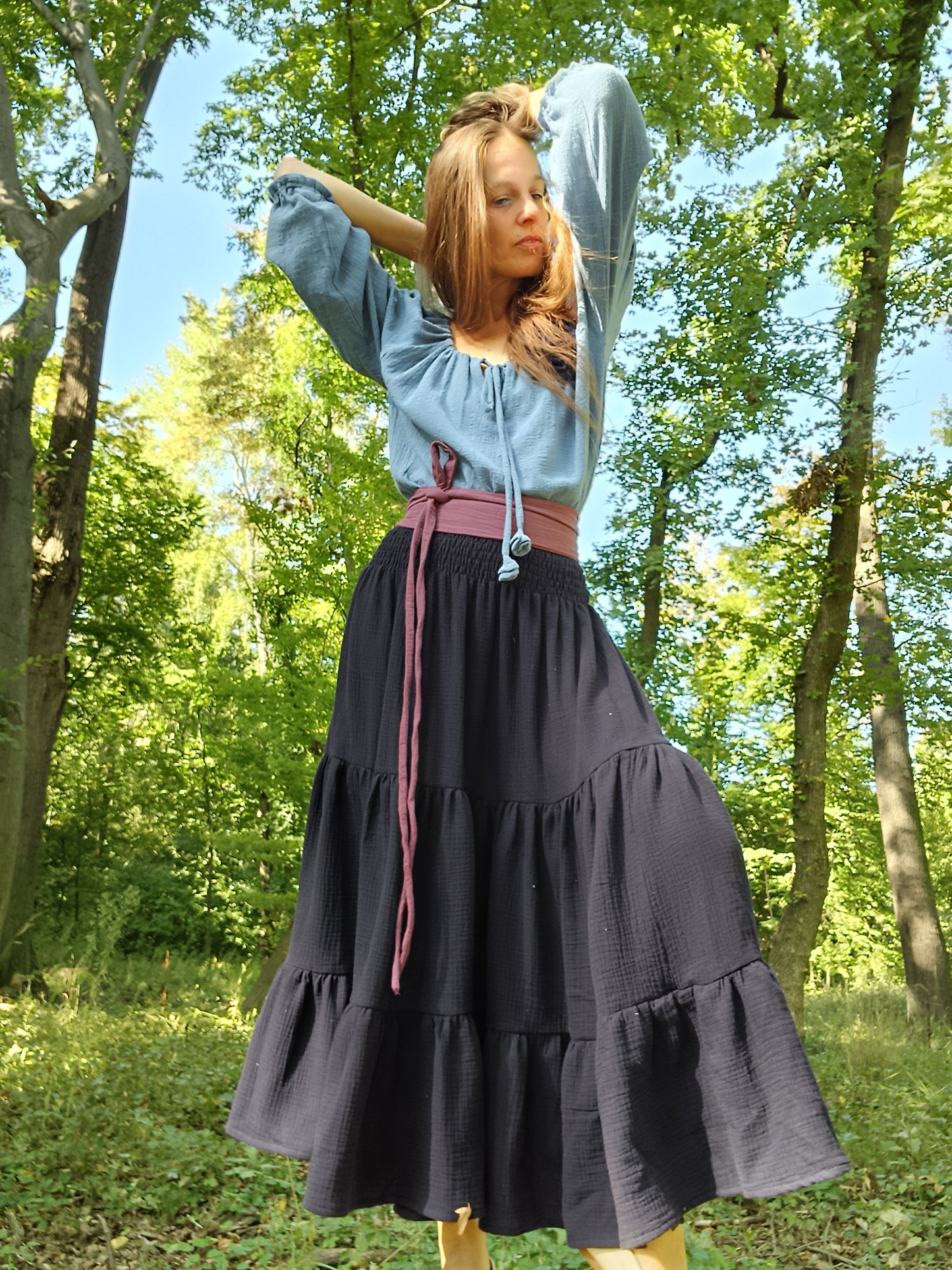 MUŠELÍNOVÁ MAXI SUKNĚ TEMNĚ MODRÁ NAD KOTNÍKY
