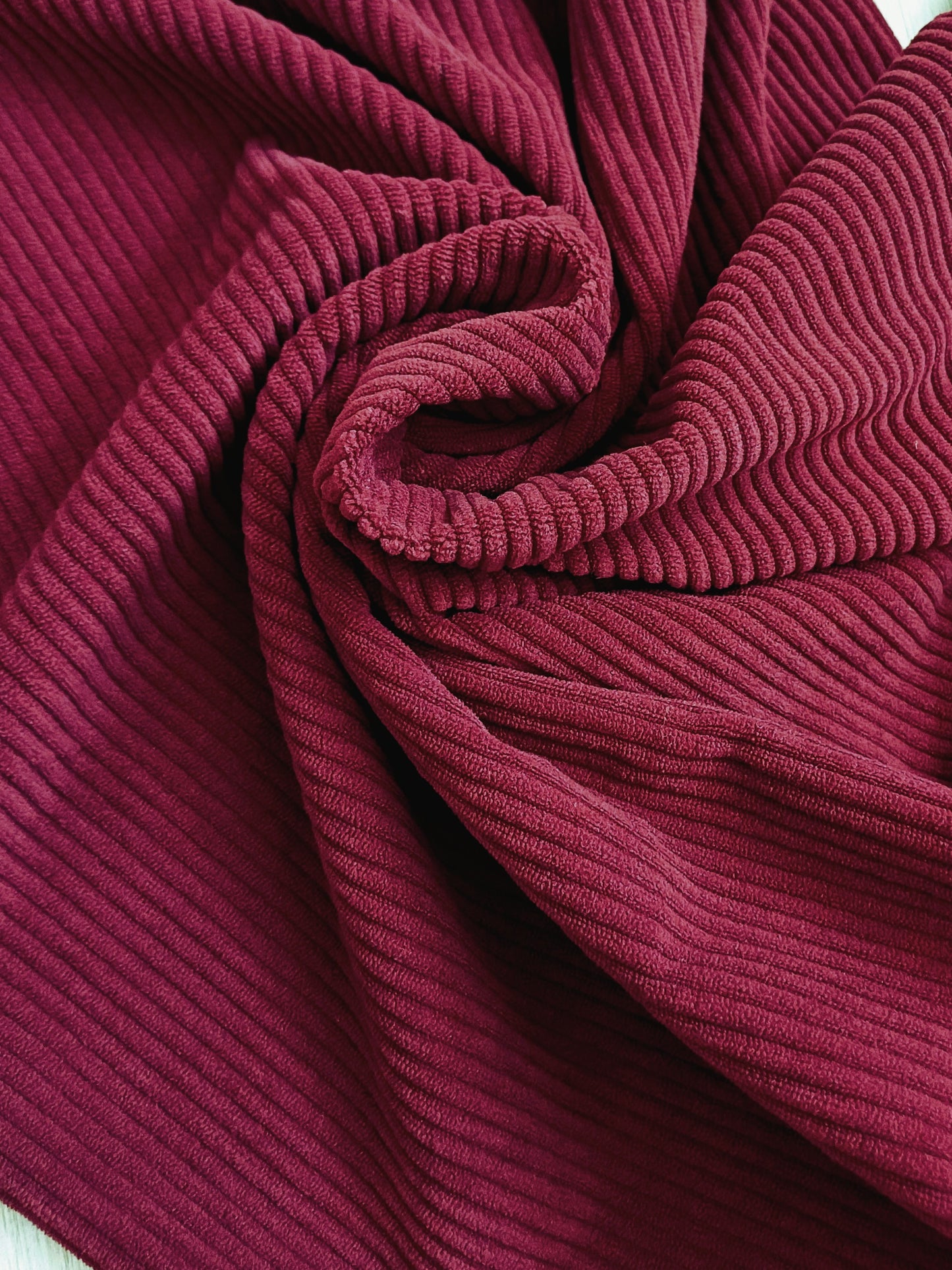 MANŠESTROVÁ SUKNĚ UŽŠÍHO STŘIHU BURGUNDSKÁ