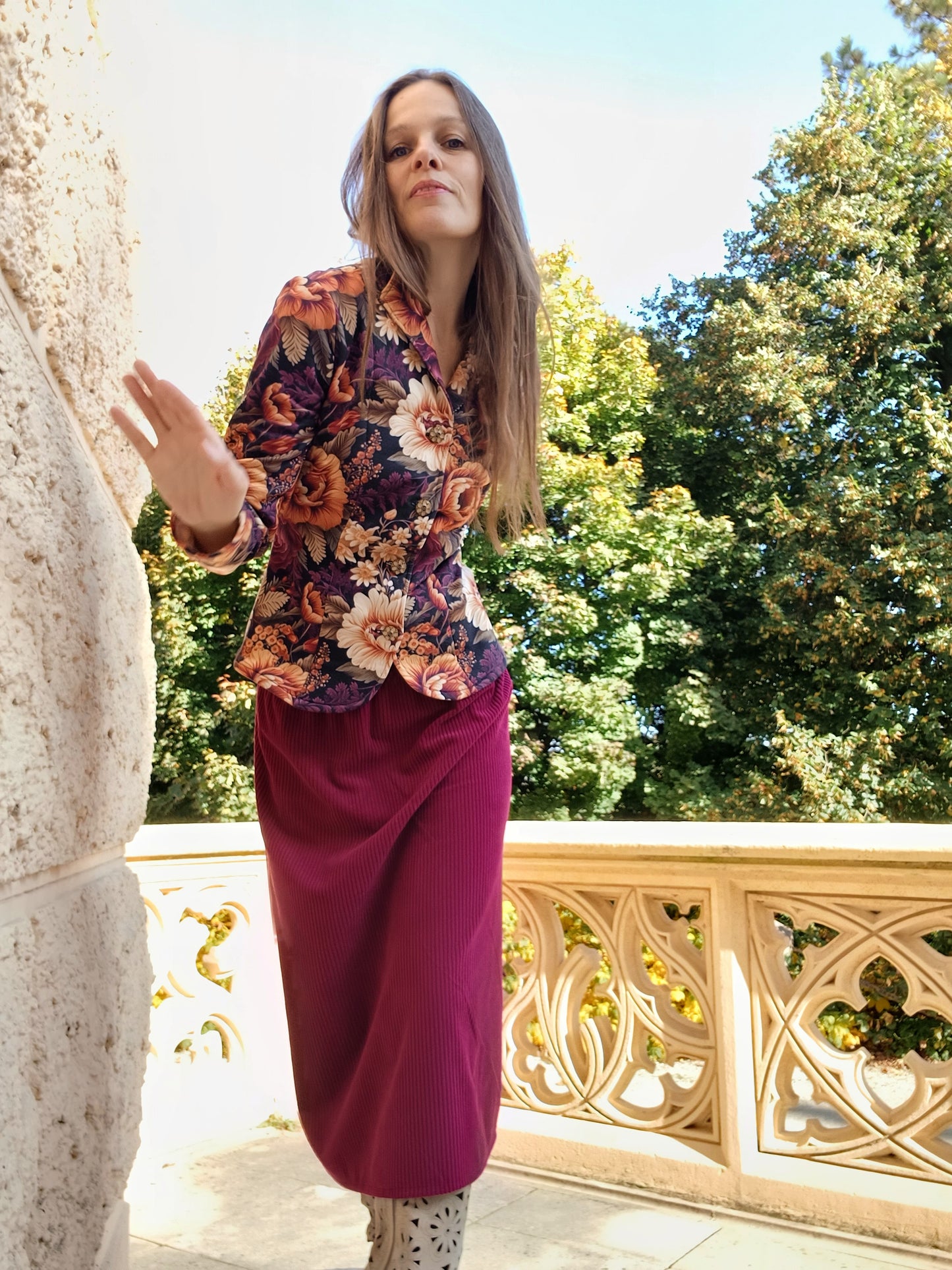 MANŠESTROVÁ SUKNĚ UŽŠÍHO STŘIHU BURGUNDSKÁ