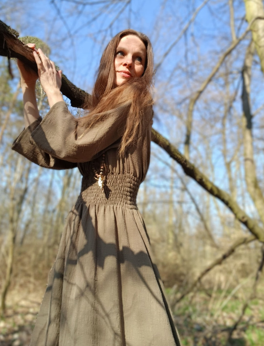 LESNÍ VÍLA V KHAKI ZELENÝCH MAXI ŠATECH