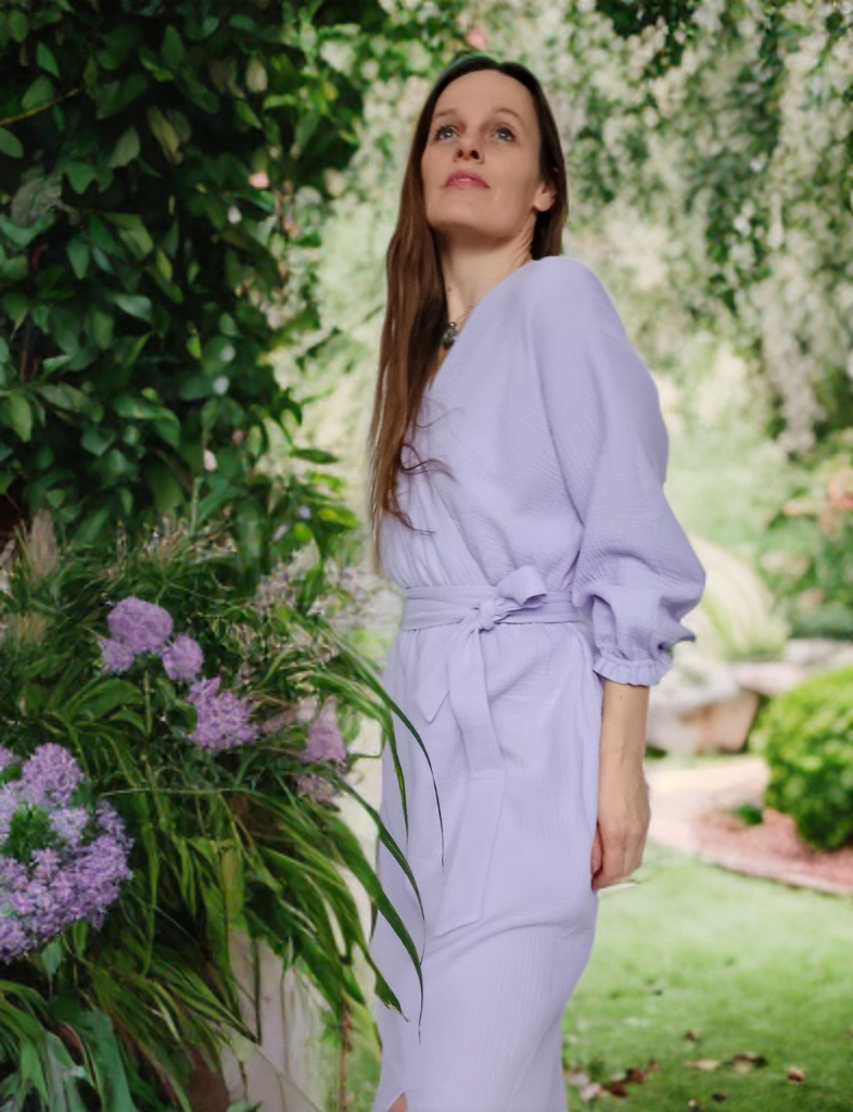 PŮVABNÉ MUŠELÍNOVÉ ŠATY LAVENDER