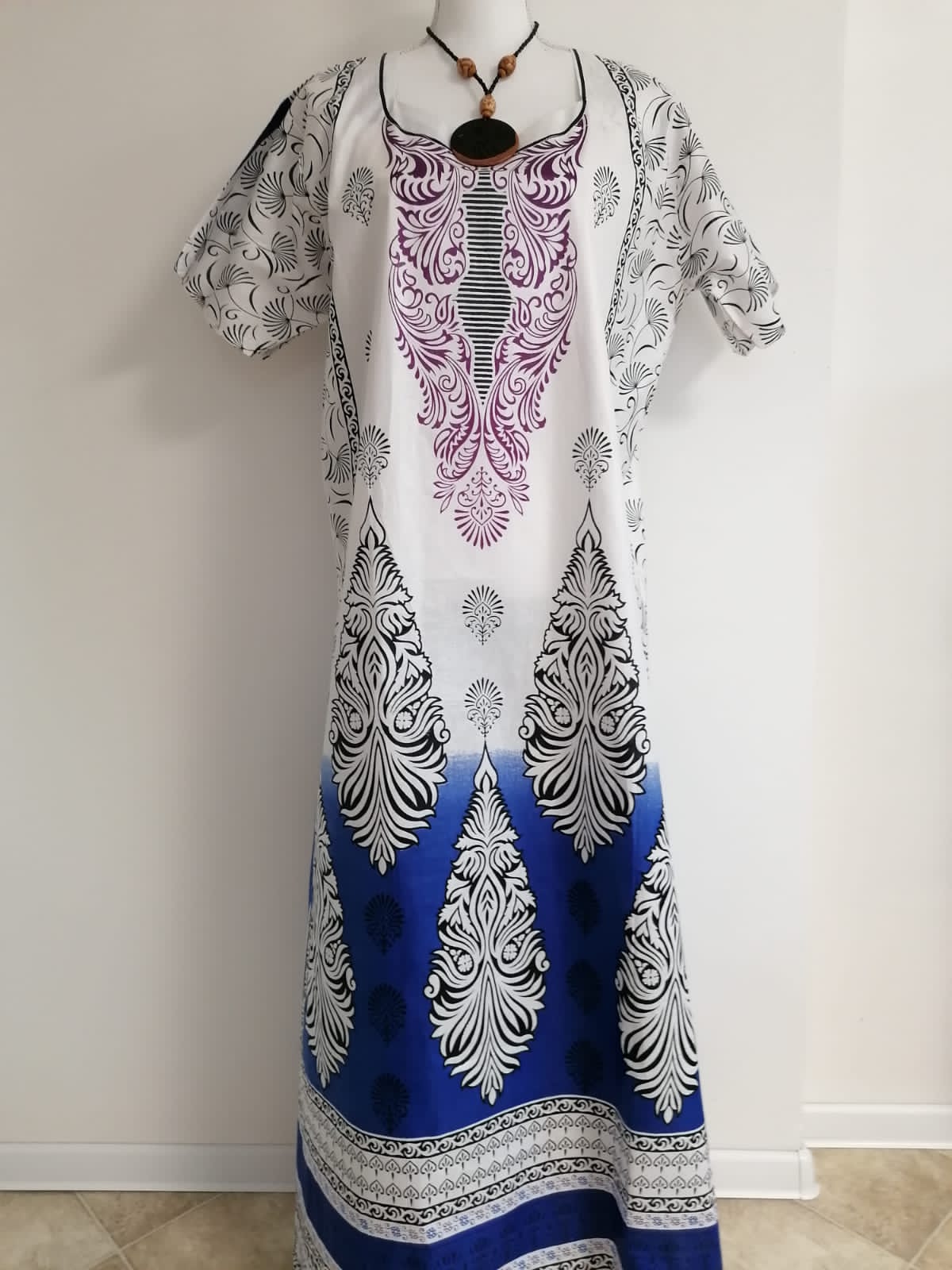 Maxi šaty madera, bílé s ornamenty