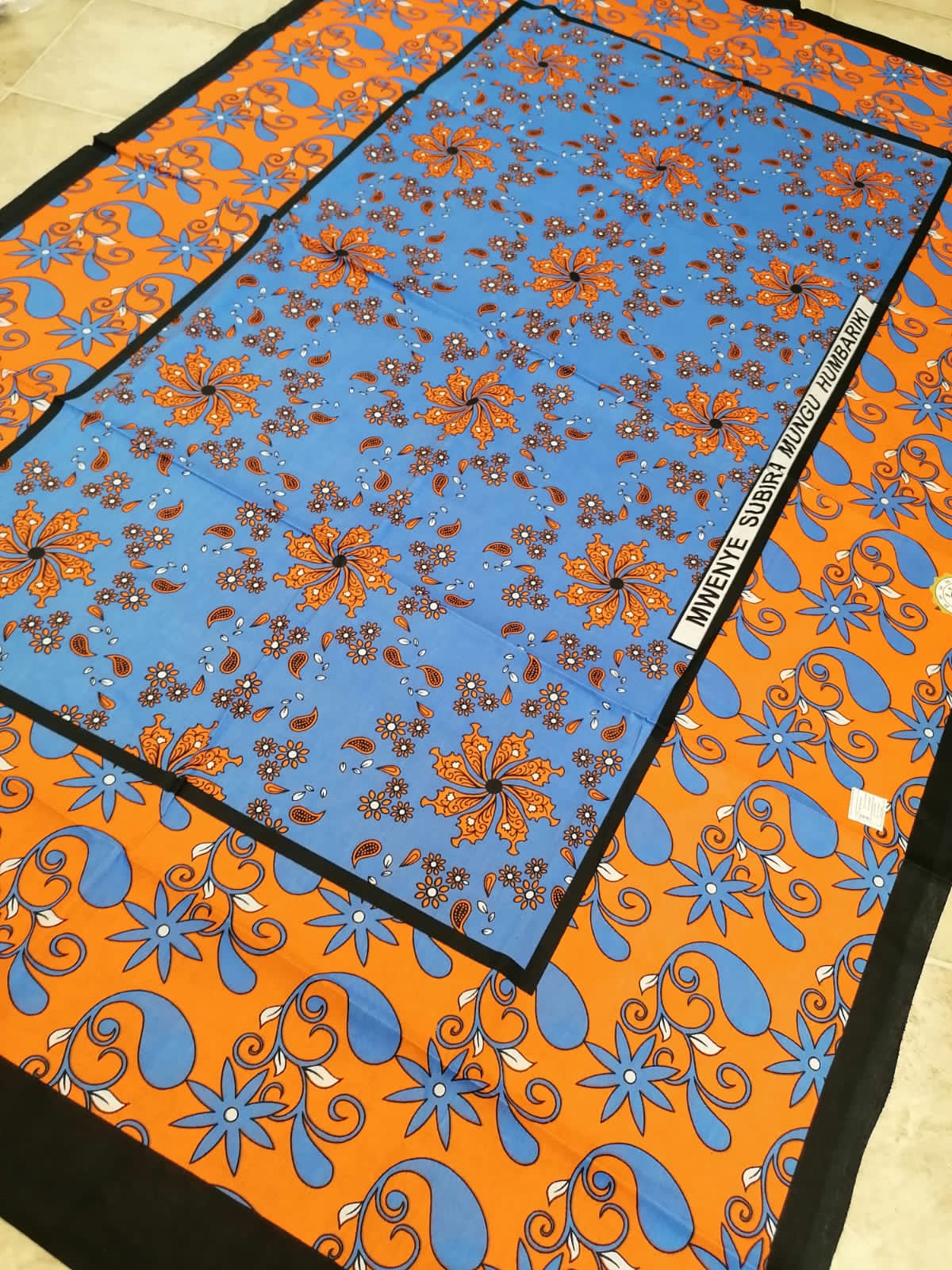Kanga Mombasa, modro oranžová s květy