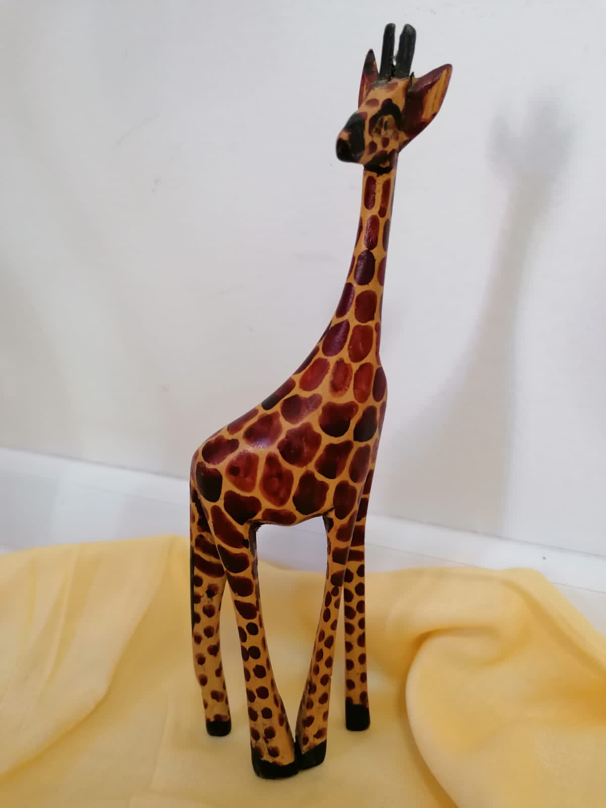 Žirafka z bílého dřeva z Tanzánie