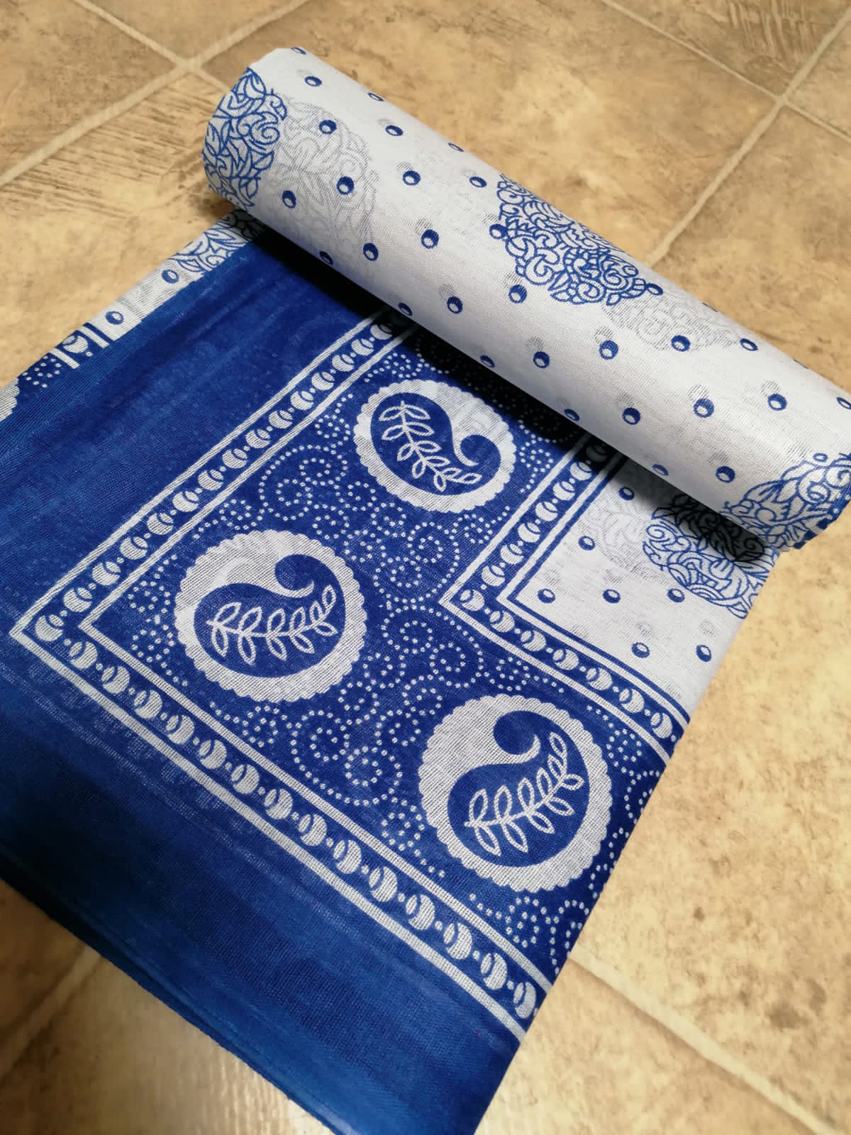 Kanga Zanzibar, bílá modré ornamenty