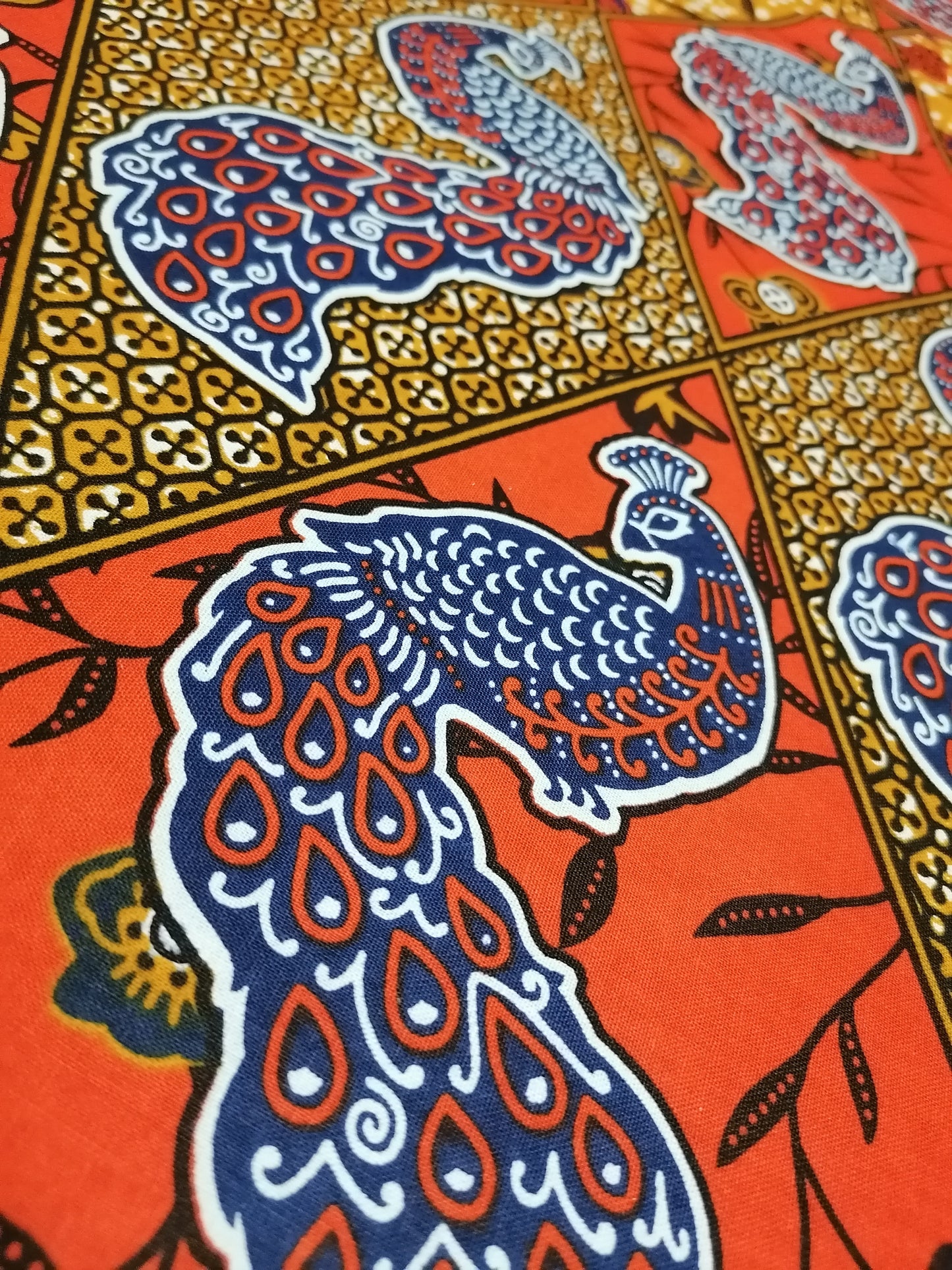 Africká látka měkčí,Supreme wax,pávi na červené