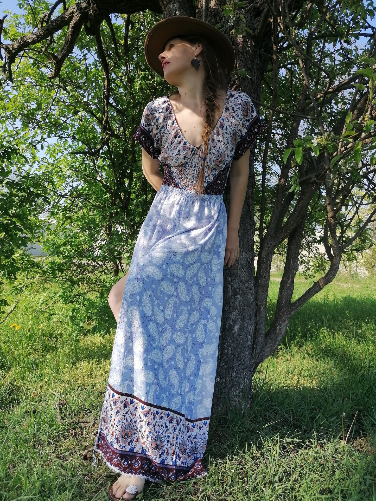 Půvabné šaty paisley s bordurou