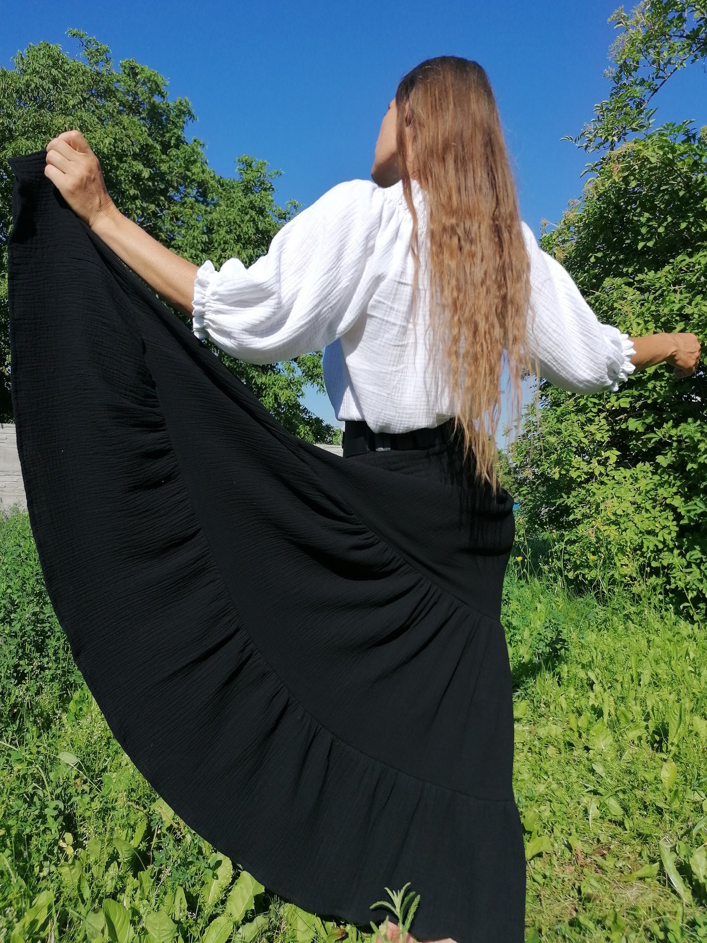 MAXI SUKNĚ KASKÁDOVITÁ MUŠELÍNOVÁ ČERNÁ