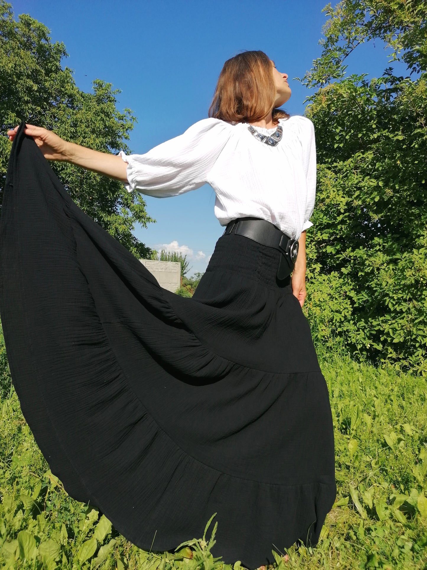 MAXI SUKNĚ KASKÁDOVITÁ MUŠELÍNOVÁ ČERNÁ