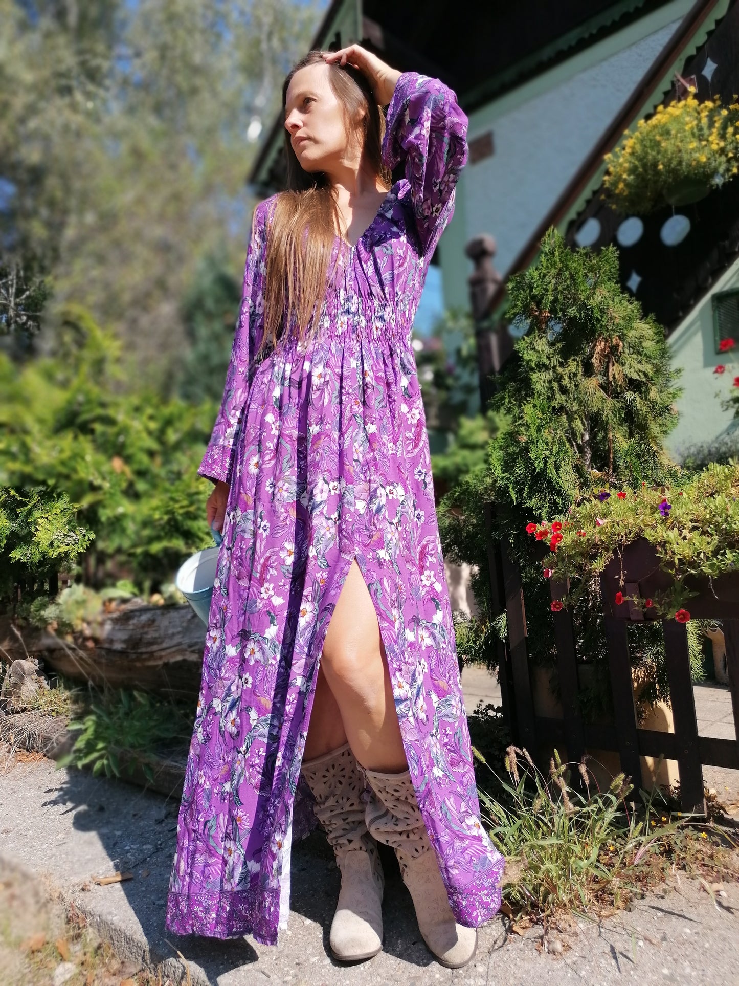 Exlusívní šaty s jemnou bordurou ,fialové květy