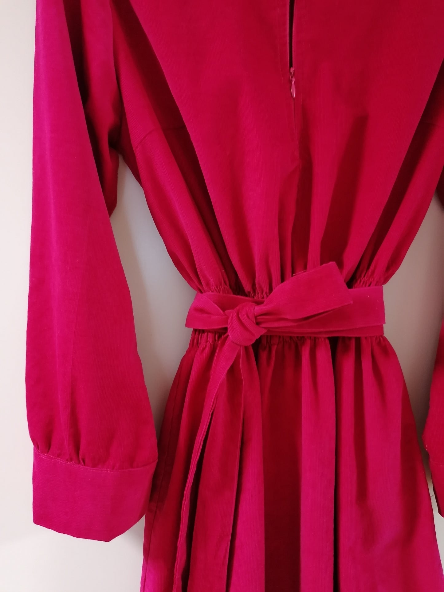 Stylové manšestrové šaty fuksiová ružová