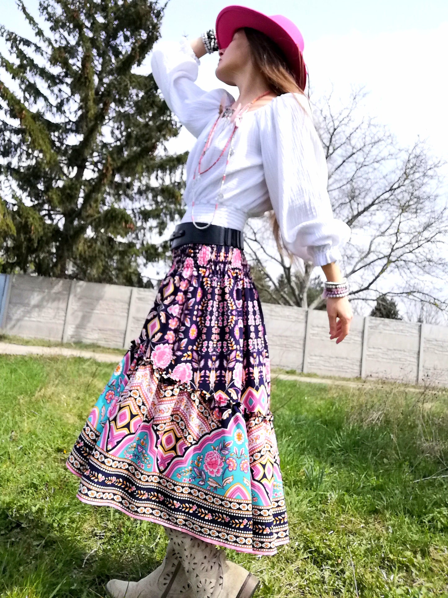 Asymetrická boho sukně s volánem s bordurou