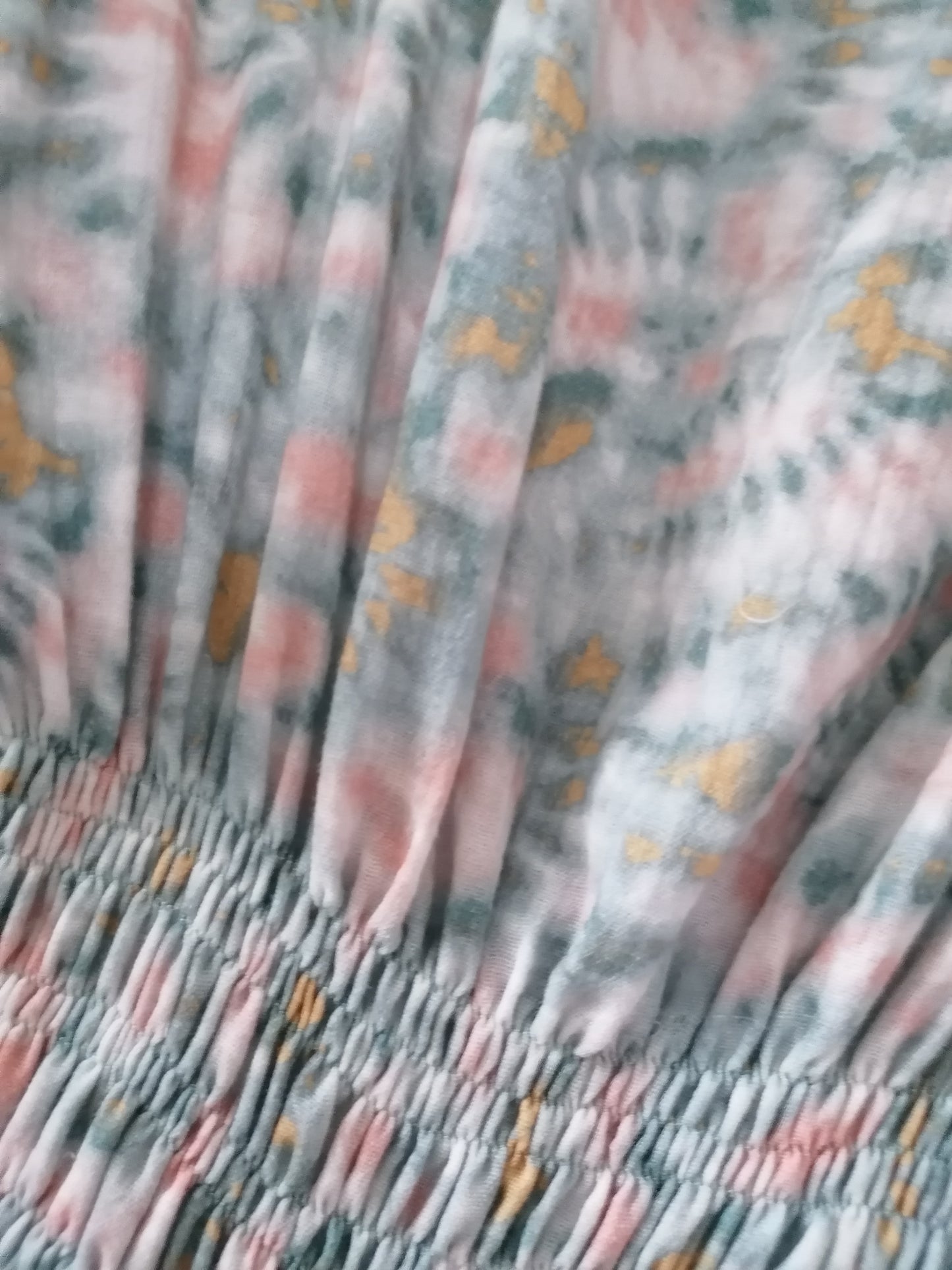 Půvabné mušelínové šaty vzor jemná batika